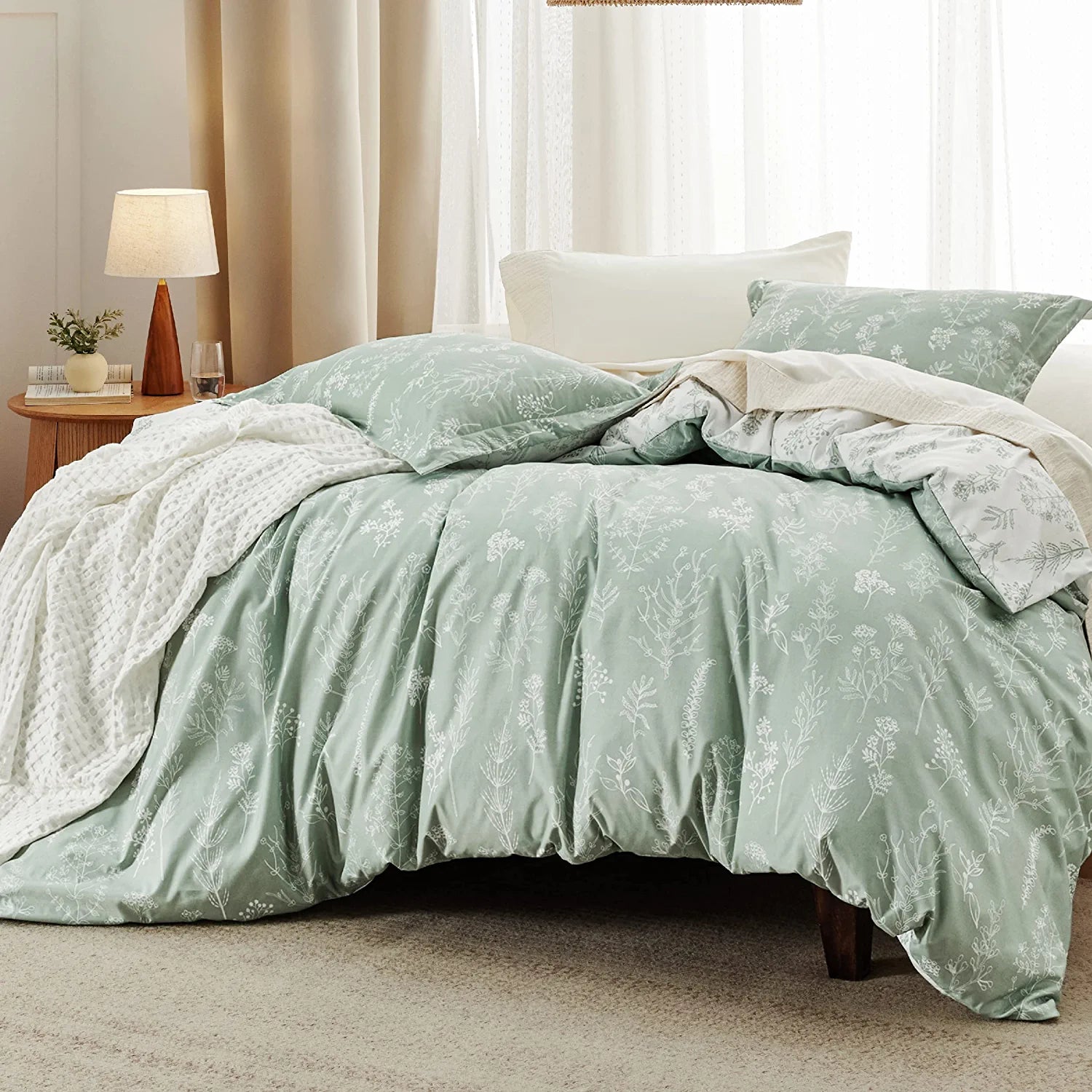 BEDSURE Queen Comforter Set - Sage Green Comforter Cute Floral Bedding Comforter Sets, 3 Pieces Reversible Flowers Botanical Soft Bed Set with 2 Pillow Shams