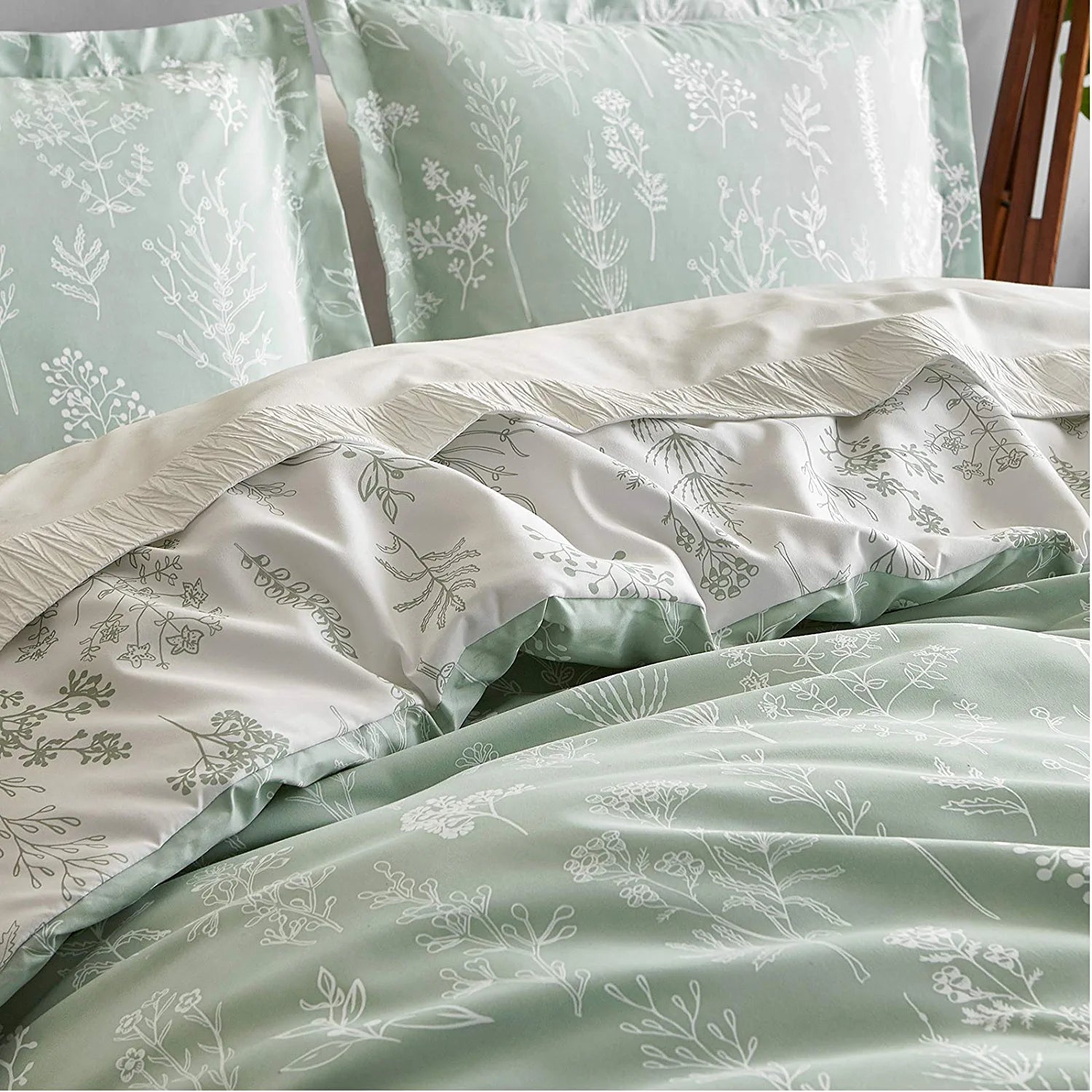 BEDSURE Queen Comforter Set - Sage Green Comforter Cute Floral Bedding Comforter Sets, 3 Pieces Reversible Flowers Botanical Soft Bed Set with 2 Pillow Shams