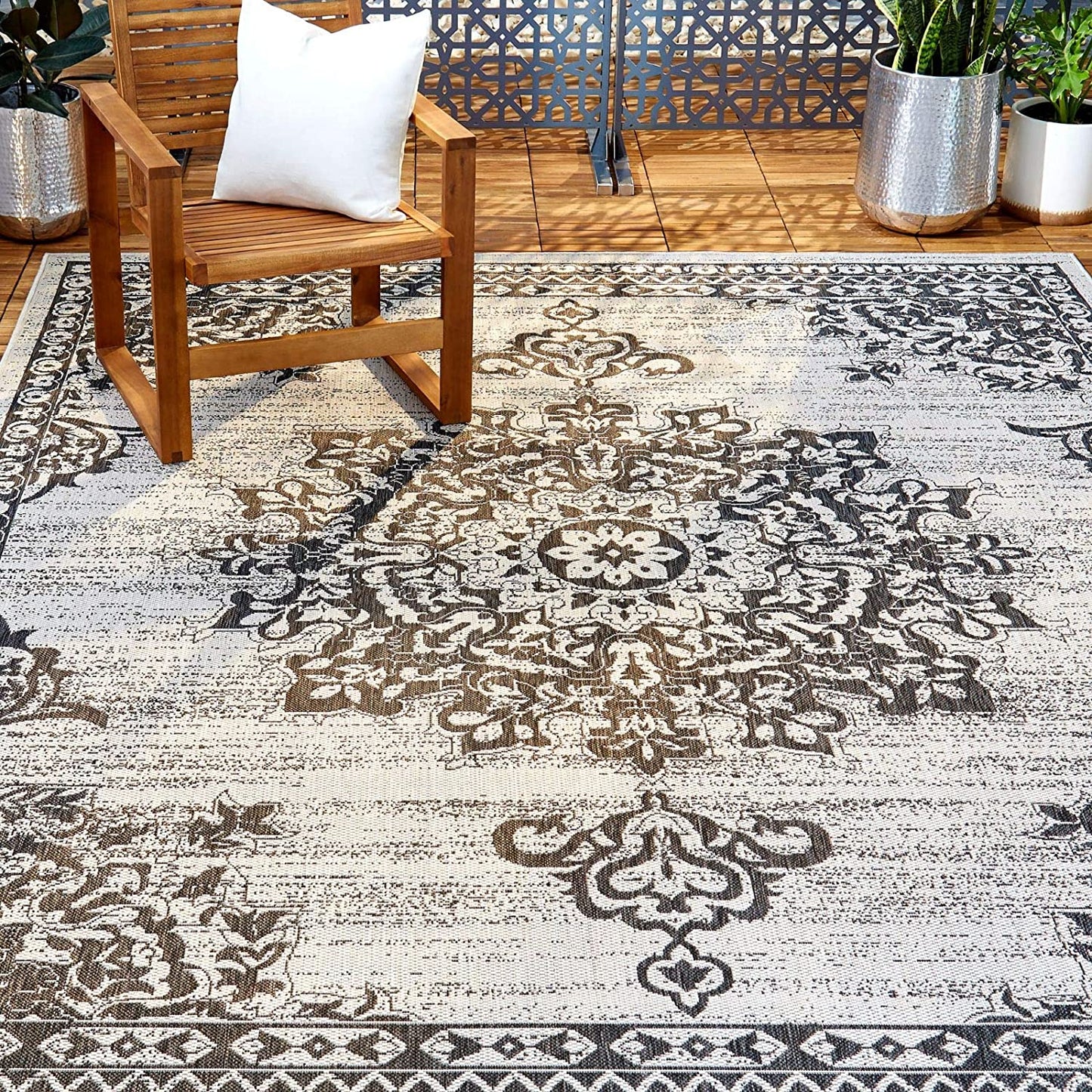 New York Patio Country Azalea Transitional Medallion Indoor/Outdoor Area Rug, Grey/Black, 5'2"X7'2"